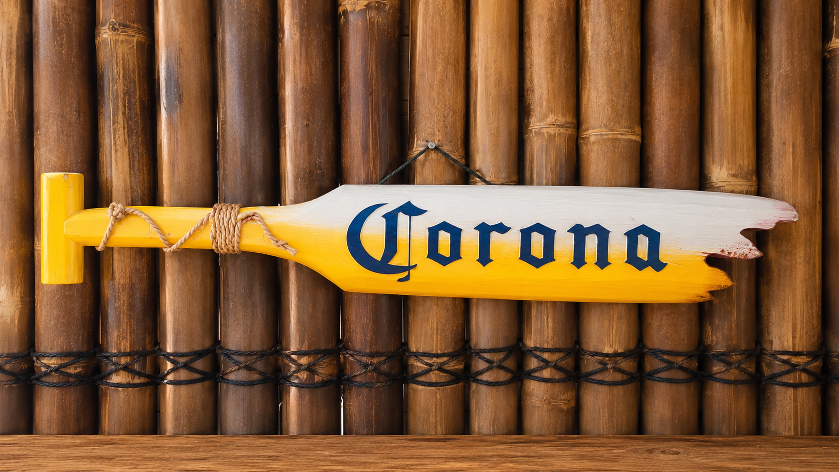 Planche Corona sculptée et peinte à la main